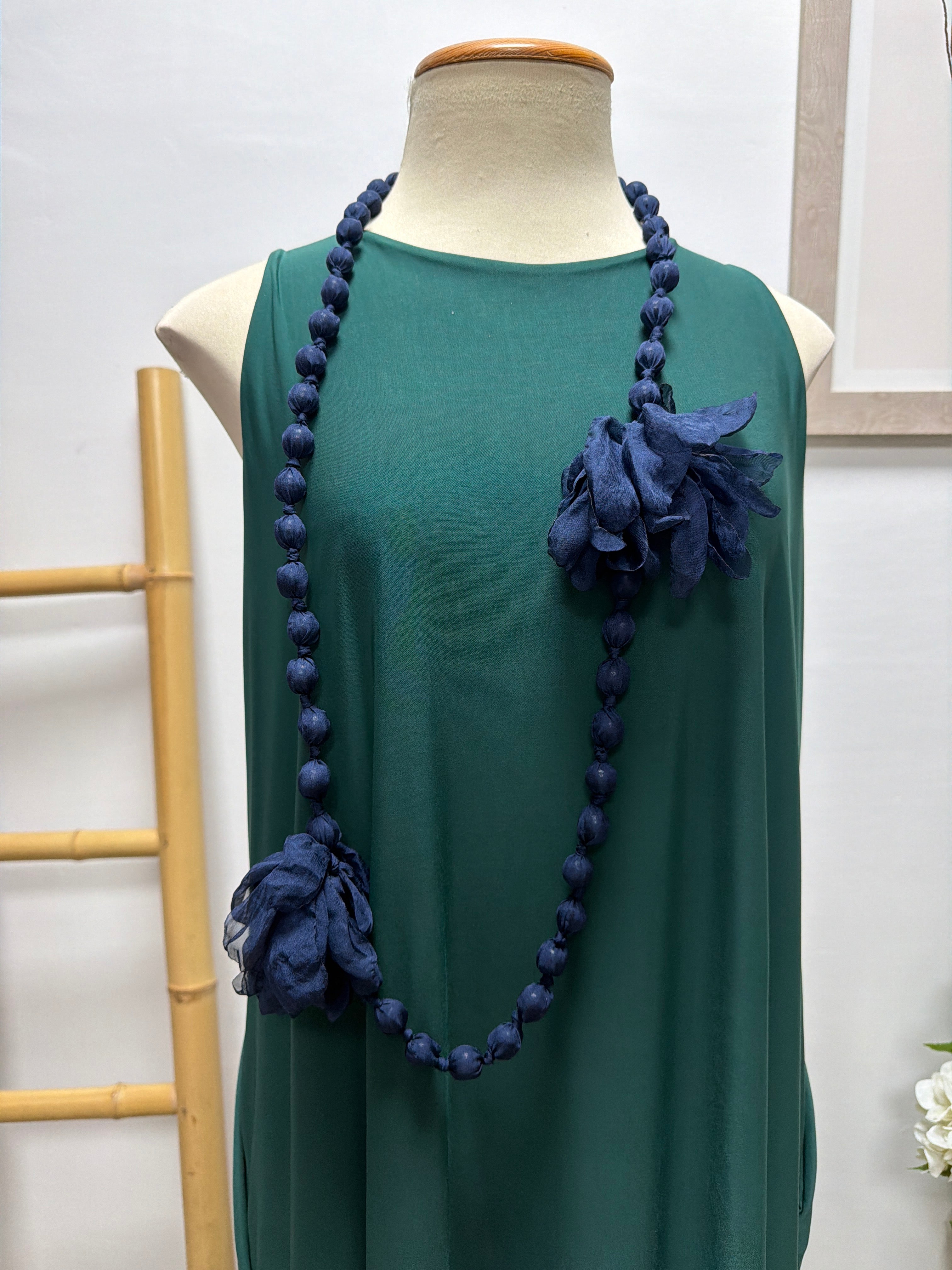 Collar Caramelo Flor Azul Marino