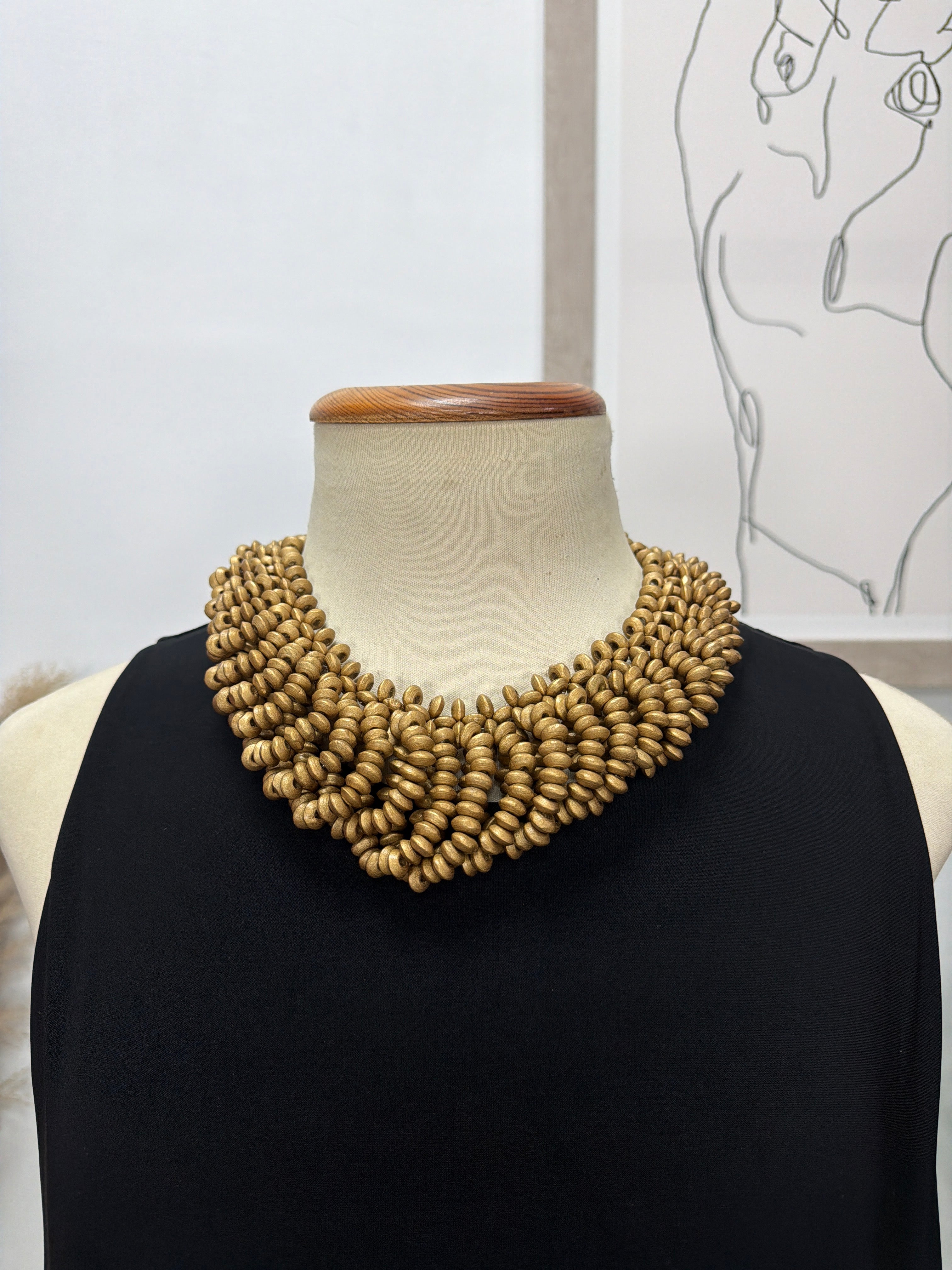 Collar Dorado Detalles